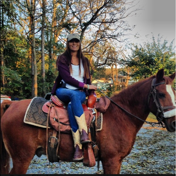 Meet your Posher, Tori - Picture 9 of 10